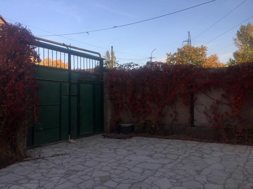 Three Jugs B&B Jrvezh Екстериор снимка
